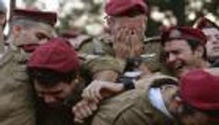 هل ألقى جندي إسرائيلي الحجارة دفاعا عن فلسطينيين؟