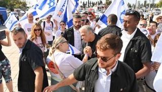 لابيد وسط تجمع من الإسرائيليين