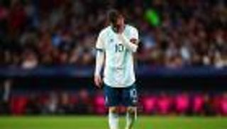 قبل "المونديال الأخير".. هل يتلقى ميسي ضربة من الدوري الإنجليزي؟