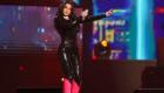 هيفاء وهبي تخطف الأنظار في موسم الرياض.. بدلة سوداء وحذاء فوشيا