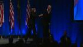 "قفزة المسرح".. بايدن يثير ذعر هاريس (فيديو)