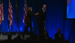 هاريس تحاول إبعاد بايدن عن حافة المسرح