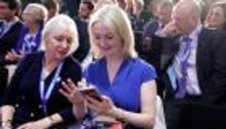 اختراق هاتف تراس.. "هاكر بوتين" يهز بريطانيا بـ"معلومات حساسة"