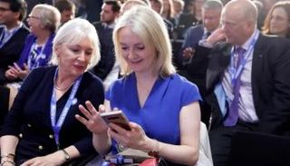 تراس تتصفح رسائل هاتفها الخاص