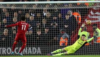 محمد صلاح وحارس مرمى ليدز يونايتد