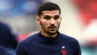 بلقب مفاجئ.. صحفية فرنسية تقلق جماهير الجزائر على حسام عوار