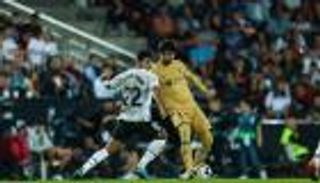 فالنسيا ضد برشلونة.. حذاء يضع بيكيه في موقف محرج (صورة)