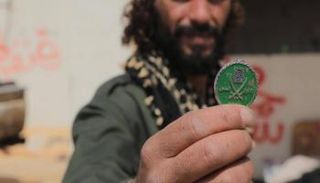 أحد عناصر الإخوان يحمل شعار الجماعة- أرشيفية