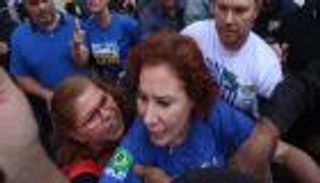 بالفيديو.. موالية لبولسونارو تشهر السلاح بوجه معارض برازيلي