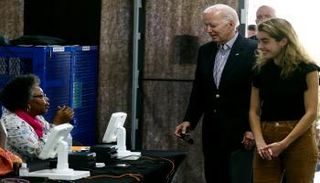 الرئيس الأمريكي جو بايدن وحفيدته يصوتان في انتخابات الكونغرس