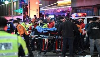 السلطات الصحية تنقل المصابين والوفيات في حادث الهالوين بكوريا الجنوبية