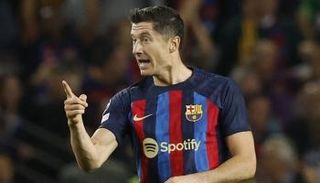 ليفاندوفسكي مهاجم برشلونة