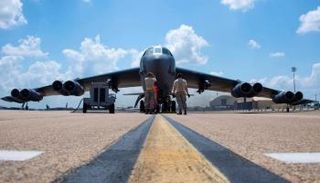 القاذفة الأمريكية بي 52 على مدرج للطائرات - أرشيفية