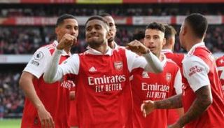 احتفال ريس نيلسون في مباراة أرسنال ونوتنجهام