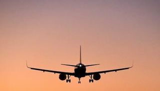 طائرة ركاب تهبط في مطار هيثرو - رويترز