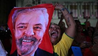 أحد مناصري لولا يرفع صورته