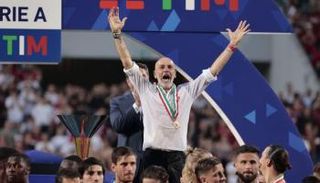 ستيفانو بيولي مدرب ميلان