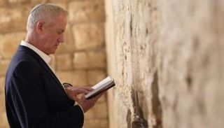 بيني جانتس يؤدي الصلاة