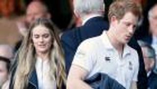 بعد 4 سنوات زواجا.. سر تواصل الأمير هاري مع صديقاته السابقات (صور)