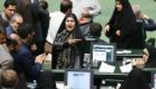 جلسة عاصفة ببرلمان إيران.. استجواب وزير وسخرية من "نائب حامل"