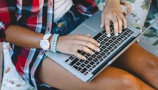 وضع اللاب توب على الفخذين يضر بالجلد- أرشيفية