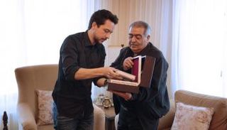 الفنان موسى حجازين يهدي ولي العهد الأردني نسخة من القرآن