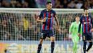 وكيله يجيب.. هل اقترب بديل بوسكيتس من برشلونة؟