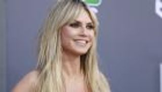 هيدي كلوم ملكة الرعب.. تنكرت على هيئة دودة في الهالوين (صور)