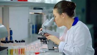 طبيبة تجري أبحاثا في المختبر - أرشيفية