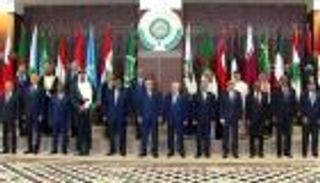 بوريطة في قمة الجزائر.. جلباب مغربي و"طربوش" فاسي