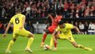 تحول إلى حارس مرمى.. ساديو ماني ينجو من ركلة جزاء رغم تصدي اليدين (فيديو)