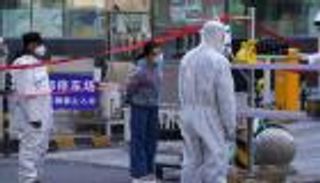 كورونا يخنق قلعة "آيفون" في الصين.. والعمال يفرون (فيديو)