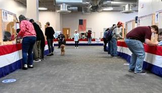 أمريكيون في إحدى لجان الاقتراع - أرشيفية