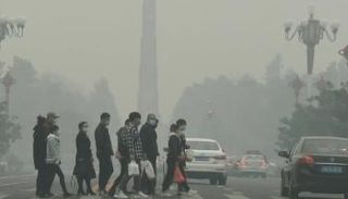 تلوث الهواء يحاصر أناس في الشارع - أرشيفية