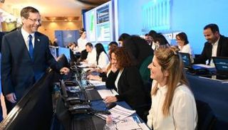 الرئيس الإسرائيلي في مقر لجنة الانتخابات المركزية-أرشيفية