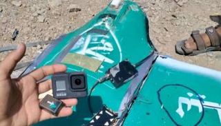 صورة لحطام المسيرة الحوثية الذي تم تدميرها في شبوة