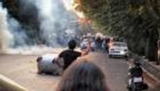 احتجاجات إيران.. إحراق مركز شرطة وقتيل ومصاب بعناصر الأمن