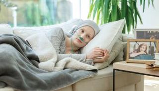 سيدة مصابة بسرطان الرئة 