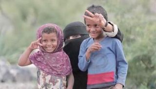 سارة علوان لدى تنفيذها حملة إنسانية لدعم النازحين