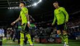 بعد هدية تاريخية.. لاعب مانشستر يونايتد يكافئ "القدوة" كريستيانو رونالدو (فيديو)