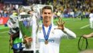 كريستيانو رونالدو يخطف الأنظار مع قميص ريال مدريد (صورة)