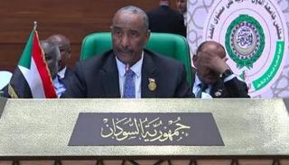 رئيس مجلس السيادة السوداني خلال المشاركة بالقمة العربية