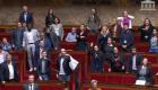 "أعيدوه لأفريقيا".. عنصرية اليمين المتطرف تعلق البرلمان الفرنسي