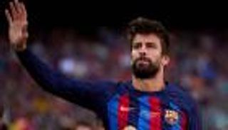 رسالة مشفرة.. اعتزال بيكيه يتصدر أغلفة الصحف الإسبانية (صور)