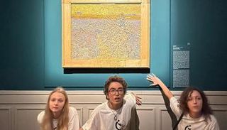 نشطاء يشوهون لوحة فان جوخ 