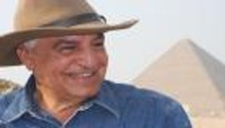 زاهي حواس يهاجم أذان الميكروفونات: إزعاج للناس والسائحين (فيديو)