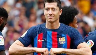 كم عدد أهداف روبرت ليفاندوفسكي مع برشلونة؟