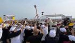 بالصور.. بابا الفاتيكان يترأس قداسا يضم 30 ألف شخص باستاد البحرين