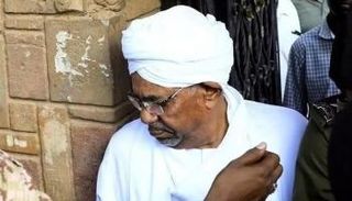 عمر البشير خلال نقله بإحدى جلسات محاكمته