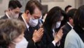 "رسم الصليب".. وداع أخير من رئيس كوريا الجنوبية لضحايا التدافع